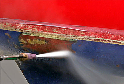 Entfernung der Antifouling-Beschichtung mit Wasserhochdruck