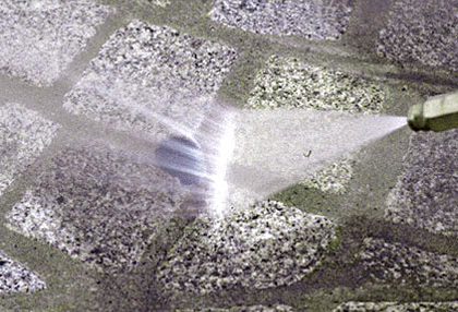 Kaugummientfernung mittels Wasserhochdruck auf Beton und Asphalt